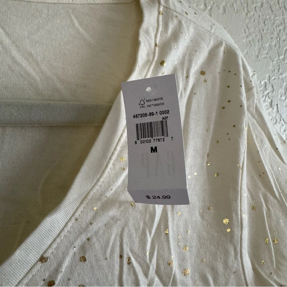 NWT GAP Women's Favorite Tee Cream V-Neck Top with gold details - Picture 4 of 4